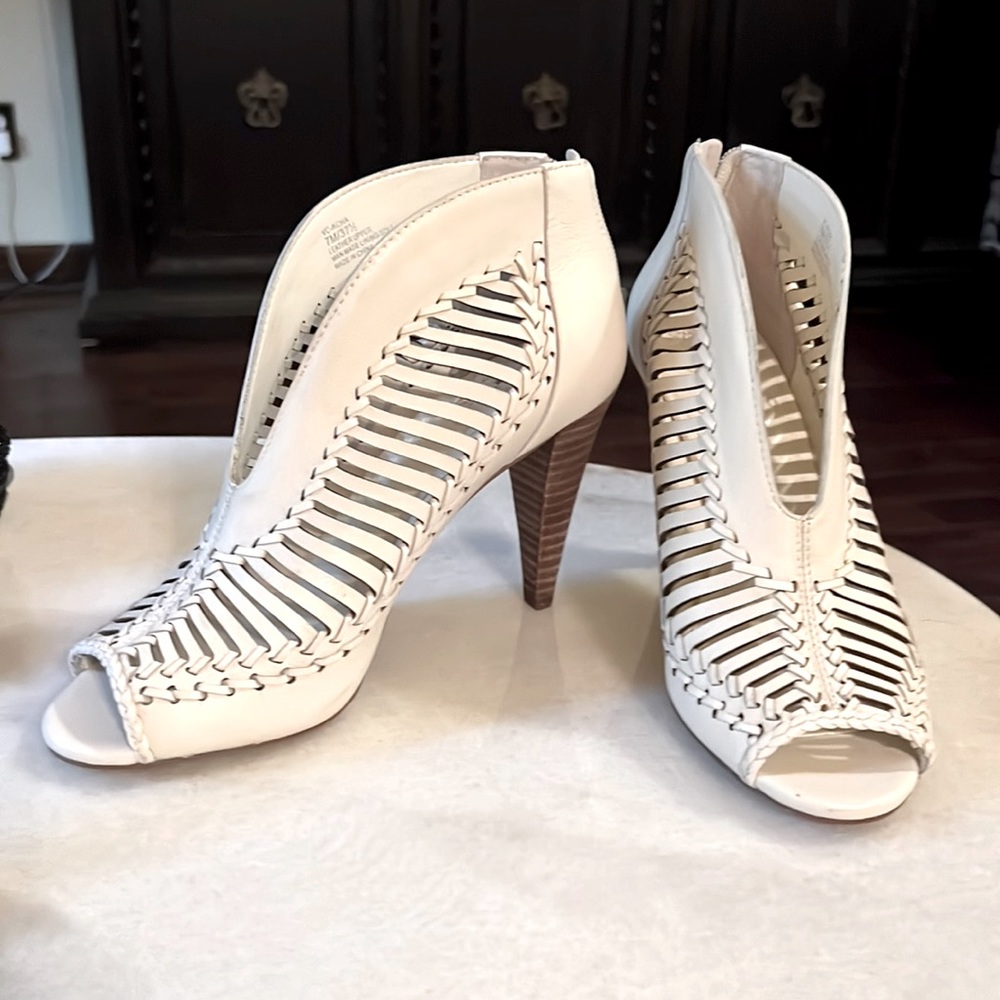 Vince Camuto Cutout Peep Toe Off White Leather Booties 3.75” Heels Size 7 M